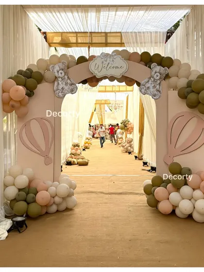A clear shot of the welcome arch, showing the cute teddy bear and hot air balloon details.