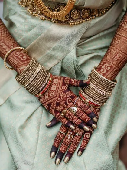 The combination of a deep henna stain against a light-colored saree is absolutely breathtaking. This photo captures the beautiful contrast and the richness of the final color.