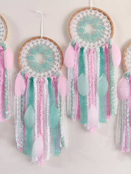 Another view of our pastel dreamcatchers, ready to be personalized. Their simple elegance makes them a versatile and beautiful return gift for any occasion.