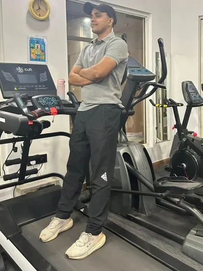 A thoughtful pose on the treadmill.