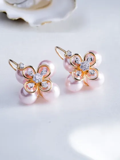 Elegance isn’t loud, it’s intentional. This piece from the Garden of Pearls collection, with its pink pearl clover design, is for women who prefer quiet luxury over obvious sparkle.