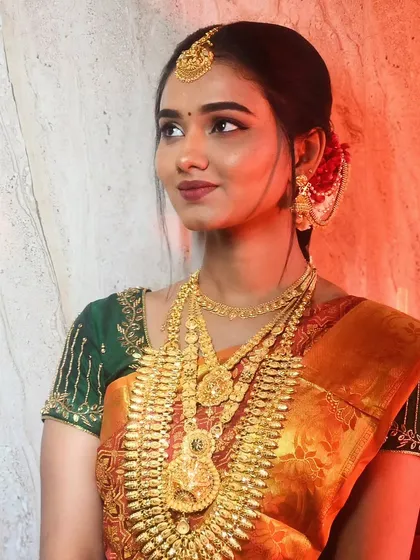 Another angle of Soundariya's beautiful muhurtham makeover. The lighting catches the perfect definition on her eyes and the richness of her lip color.