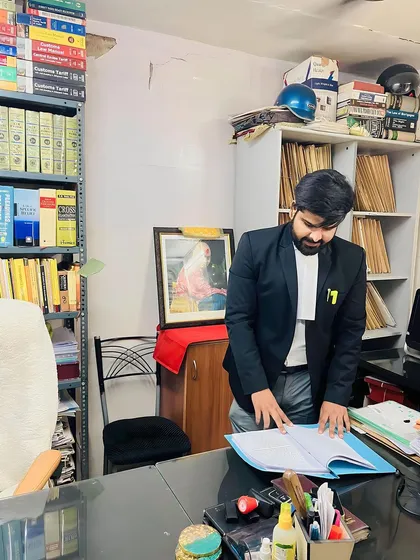 Apne office mein files ke beech. Har file ek kahani kehti hai, aur mera kaam uss kahani ko anjaam tak pahunchana hai.