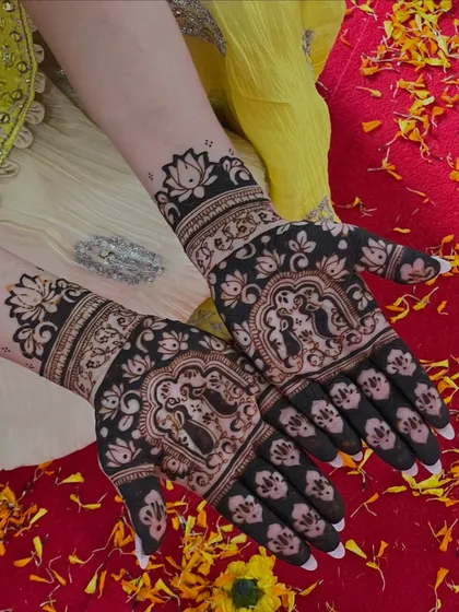 This design is for the modern bride who loves traditional motifs. It features classic dulha-dulhan figures in a contemporary, spaced-out layout.