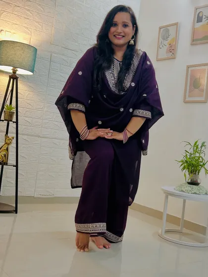 A simple, graceful pose that reflects the elegance of Indian dance forms. My classes focus on posture and finesse to help you carry yourself with confidence both on and off the dance floor.