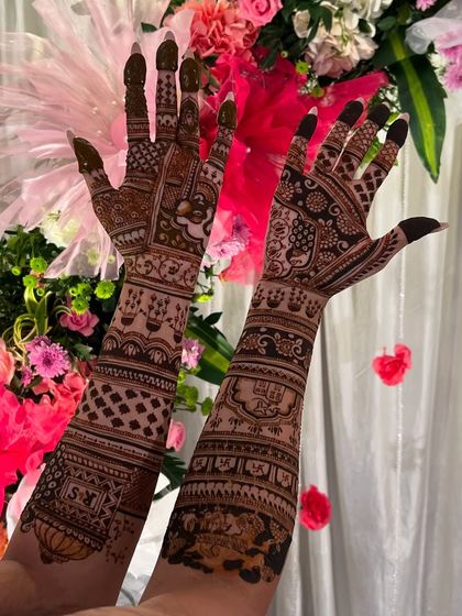 This design includes the couple's initials 'RS' inside a beautiful floral frame, a simple yet elegant personalization.