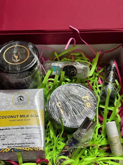 Here is an example of a fully customized gift box I created for a client. We filled it with a handpicked selection of skincare, haircare, and personal wellness items, all handmade by me.