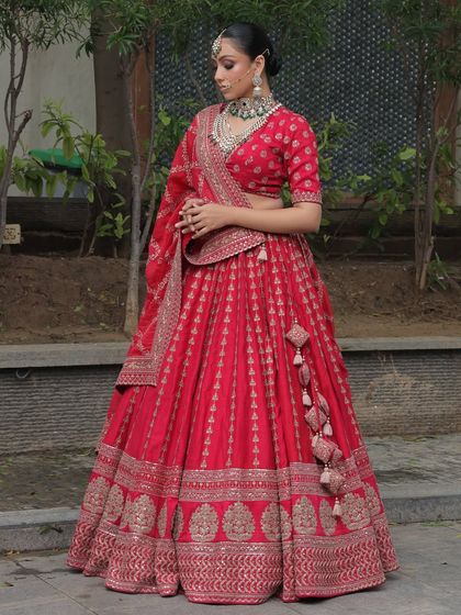Our model adjusts her dupatta, giving a lovely view of the Kundan choker and how it complements her entire look.