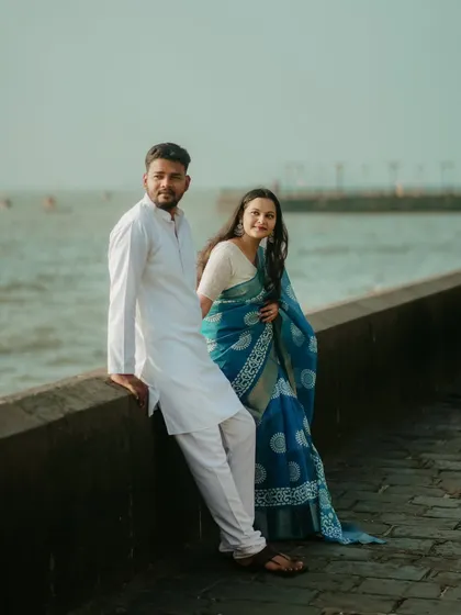 A classic portrait of Abhishek and Saloni by the Mumbai sea. Their traditional outfits create a beautiful contrast with the calm waters, making for a timeless photo.
