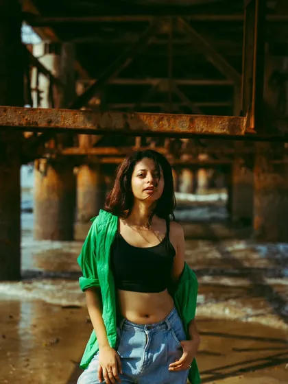 This shot captures a direct and engaging look, framed by the dark pillars of the pier, which makes the subject stand out.