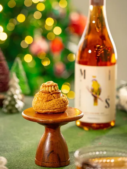 A close-up of a Christmas treat with a beautifully blurred background (bokeh). We teach how to use camera settings to create this professional, magical effect.