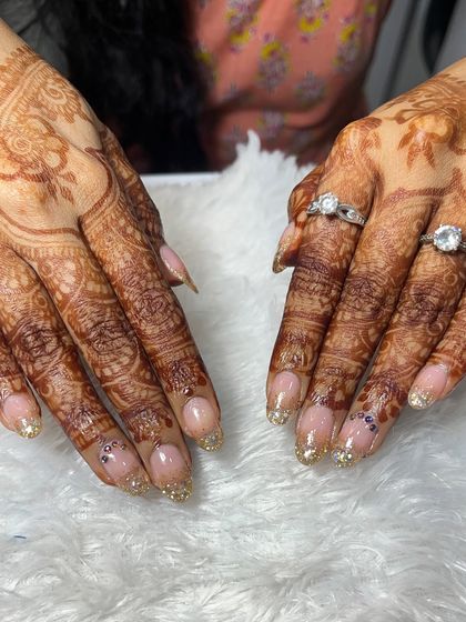 For this bride, I created a stunning glitter ombré effect on her extensions. The gold glitter fades gently into a natural pink base, and I added tiny, personalized details to make the set uniquely hers.