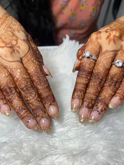 For this bride, I created a stunning glitter ombré effect on her extensions. The gold glitter fades gently into a natural pink base, and I added tiny, personalized details to make the set uniquely hers.