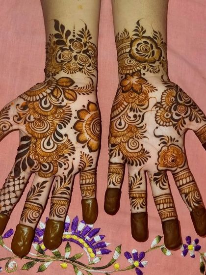 A lovely floral Arabic design with detailed finger work. The combination of bold flowers and delicate patterns on the fingers creates a balanced and beautiful look.