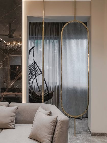I used this movable glass partition to seamlessly blend sophisticated style with practical functionality. Its sleek, transparent design enhances the sense of openness and light, while allowing for flexible room layouts to create private nooks or adapt the space for different needs.