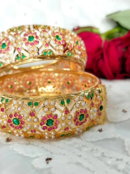 A close-up of the openable clasp on my Jadau bangles, a feature that ensures a perfect fit for sizes 2.4 and 2.6.