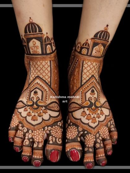 A beautiful feet design combining palace architecture with peacock motifs. The intricate details on the toes and the clean lines of the domes create a balanced and artistic look.