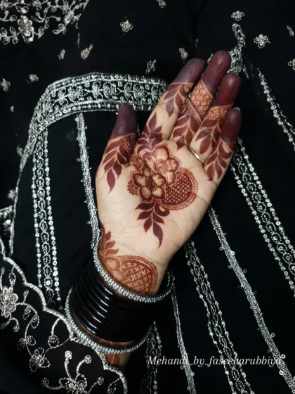 Another look at this elegant Eid henna, paired with traditional black bangles.