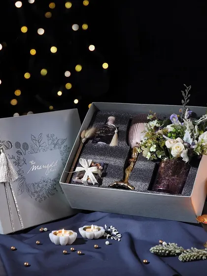 Embrace divine illumination with this luxurious hamper. It includes a soothing diffuser, a flower vase, a box of cookies, and a candle stand with scented wax.