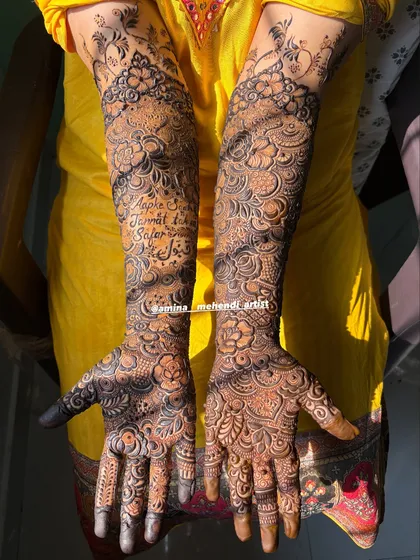This bride wanted to include her parent's names, 'Appa, Ammi & Safar,' as a loving tribute within her bridal mehendi.