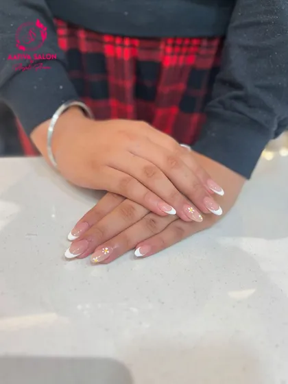 A full view of our French manicure with daisy art. This design is perfect for spring or for anyone who loves a touch of nature in their style.