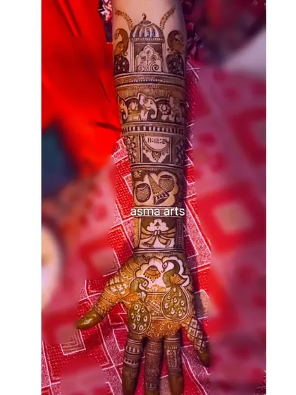 This custom design tells a story through symbols, incorporating a significant date, palace architecture, and peacocks to represent the couple's journey.