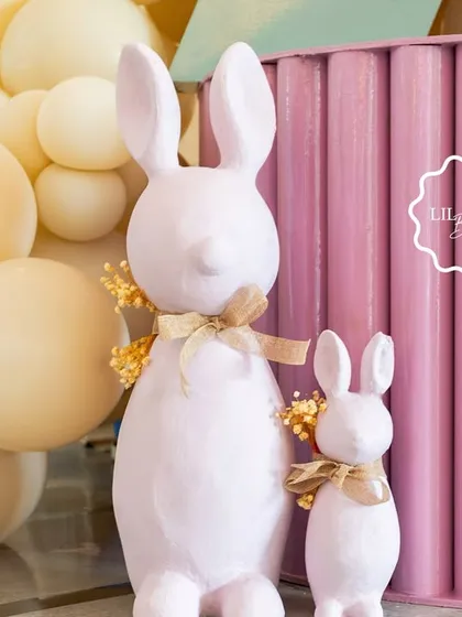 Adorable bunny props, decorated with tiny dried flower bouquets, added a sweet, rustic touch to the "Onderland" decor.