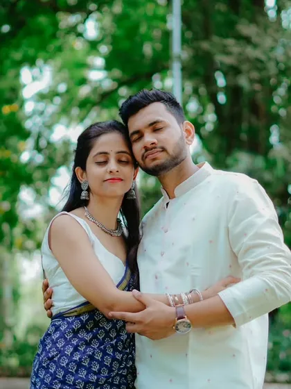 A peaceful, intimate embrace in a lush green park. This photo of Umesh and Janhavi in traditional attire is full of warmth and affection.