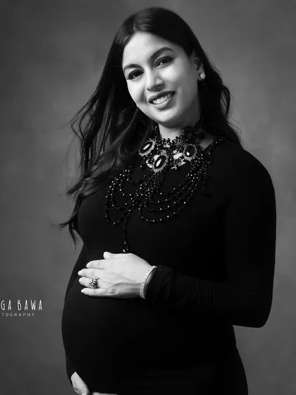 A happy and radiant portrait in black and white. The mother's bright smile shines, proving that monochrome photos can be just as joyful.