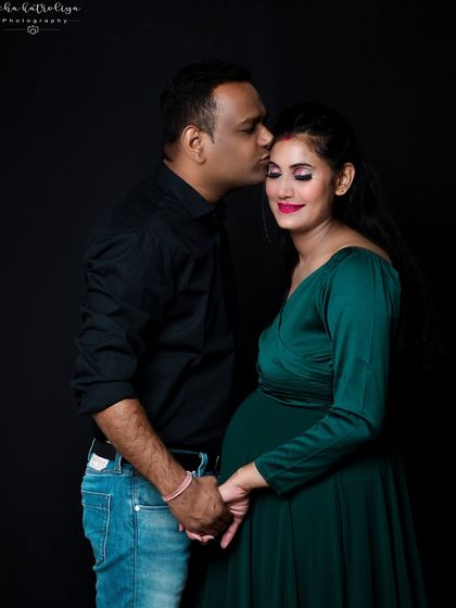 A tender forehead kiss is a classic pose for a reason. It beautifully captures the affection and excitement of the parents-to-be. I focus on creating a comfortable space where these natural emotions can shine.