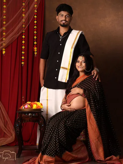 A beautiful portrait of the couple in traditional South Indian outfits. They look so happy and proud.