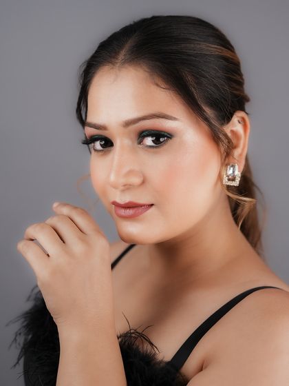 This student's work on a dark green smokey eye is clean and impactful. I provide unlimited products for practice so students can hone their skills.