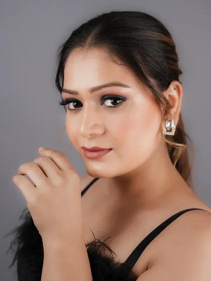 This student's work on a dark green smokey eye is clean and impactful. I provide unlimited products for practice so students can hone their skills.