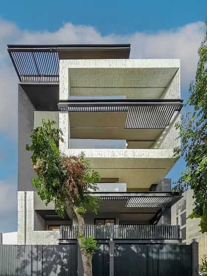 This builder floor project in Gurugram is a perfect blend of sustainability, minimalism, and modern aesthetics. The cube form design, rendered in clean white and elegant grey tones, maximizes space and visual impact.