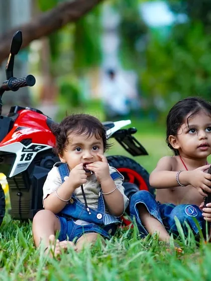 Double the trouble, double the fun! Capturing the dynamic between siblings, especially when they are close in age, is always an adventure.