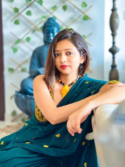 Jo hota hai ache ke liye hota hai! I ordered this saree thinking it was black, but this unique green turned out even better. Paired with a brocade halter blouse and amber jewelry, this khadi saree look feels feminine, sultry, and elegant.