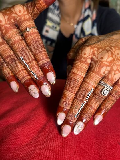 This engagement set is all about soft elegance. I used a pearly white finish with delicate gold-lined tips and personalized initials, designed to look beautiful against the rich color of mehendi.