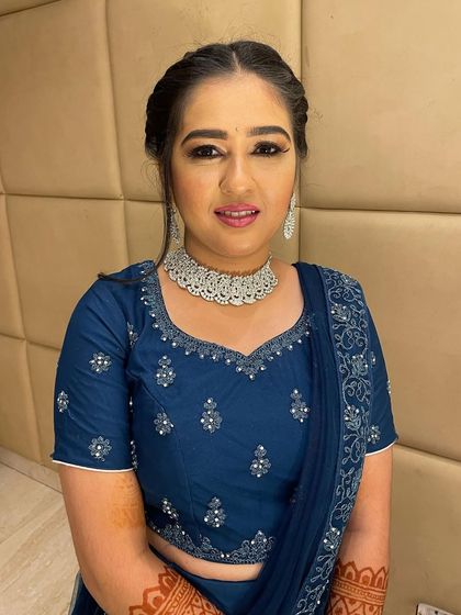 A portrait of Deepika looking elegant for her ring ceremony. The makeup is paired with a diamond choker and a beautiful blue lehenga.