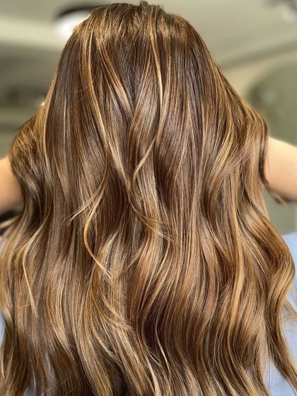 Perfectly blended shades of caramel and honey give this hair a warm, radiant glow. The soft waves enhance the multi-tonal effect.
