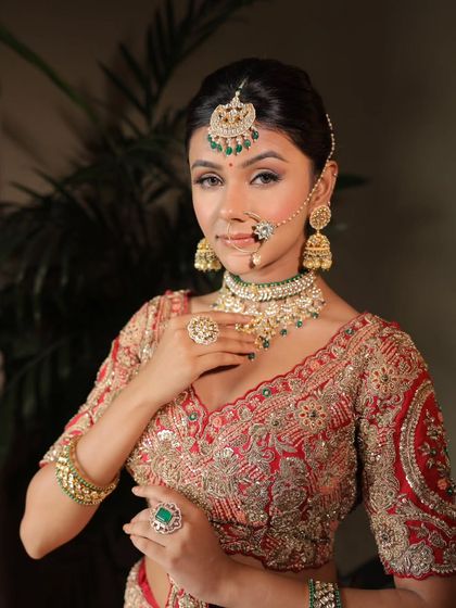A confident pose from a stunning bride. The makeup is bold yet traditional, with a sharp winged liner and perfectly sculpted features that command attention.
