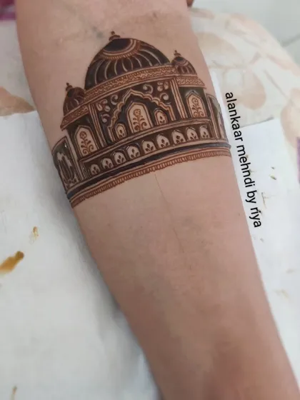 The palace structure is now fully detailed, showing the fine line work in the arches and dome.