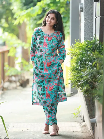 A perfect example of our everyday printed cotton sets. This vibrant floral kurta and pant co-ord is made from soft, breathable cotton, making it ideal for work or a casual day out.