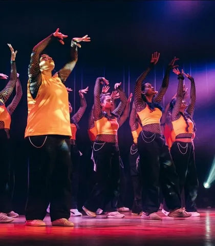 The full crew of 'The Sabi’s' on stage, showcasing the beautiful shapes and expressive movements of this unique Afro and sign language fusion.