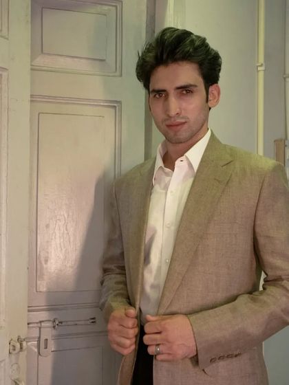 Embrace effortless sophistication with our herringbone linen ensemble, the perfect choice for every occasion.