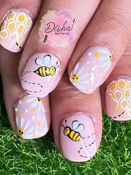 The perfect nails for a "Mom To Bee." This adorable baby shower set features hand-painted bees, daisies, and honeycombs for a sweet and celebratory theme.