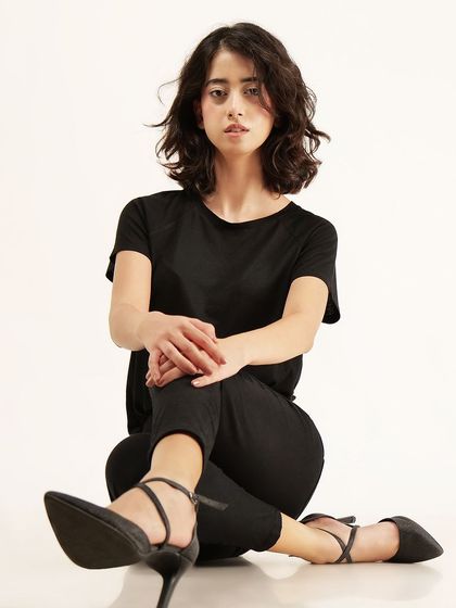 A classic modeling pose that combines elegance with a casual feel, suitable for a wide range of fashion brands.