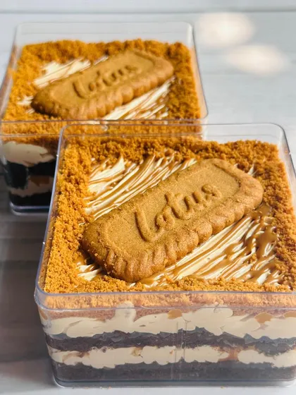 My Choco Biscoff Mousse Cake tub is pure heaven. I layer rich chocolate cake with a velvety Lotus Biscoff mousse, a swirl of Biscoff spread, and crunchy Biscoff crumbs.