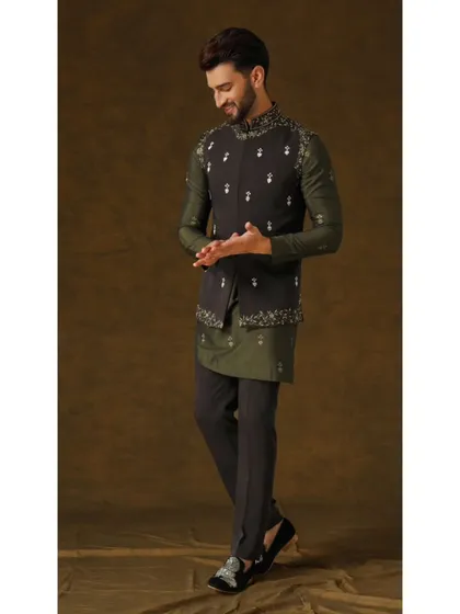 A joyful moment in the Vedik Vigyaan bandi set. This ensemble is perfect for the man who appreciates timeless style with a contemporary twist.