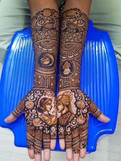 This bridal design is filled with personal stories. It includes portraits of the couple, a cup of chai to remember their first date, and a chess piece, all woven into a beautiful traditional Maharashtrian henna design.
