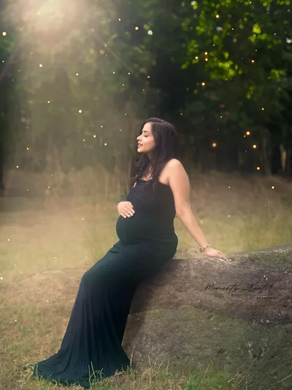 A magical outdoor moment. With firefly effects added for a touch of whimsy, this portrait captures the mom-to-be in a serene, enchanted forest setting.